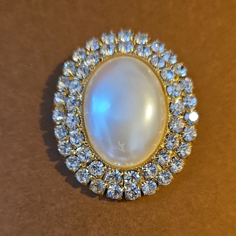 Elegant Gold Women's Brooch Adorned In Clear Rhinestones
